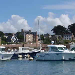 Les Pieds Dans L'eau Au Port De Ploumanac'h , Perros-Guirec France